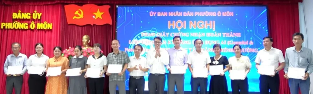 Trao giấy chứng nhận cho 55 cán bộ, công chức, viên chức Ô Môn hoàn thành lớp tập huấn kỹ năng ứng dụng AI