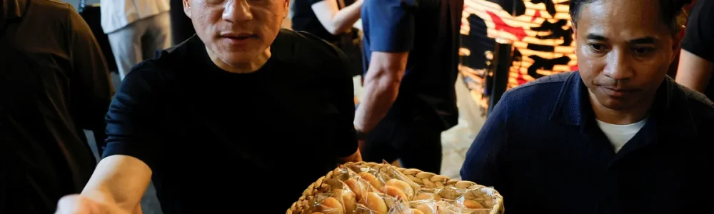 Jensen Huang phát bánh bao cho người hâm mộ ở Tokyo