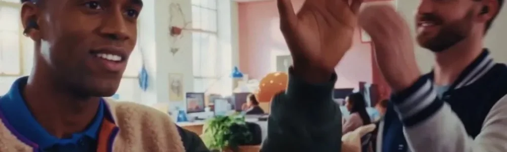 Nothing đang bị chỉ trích mạnh vì dùng hình ảnh và video nhân vật do AI tạo ra để quảng bá tai...