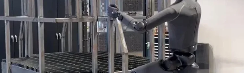 Robot hình người tự trèo thang