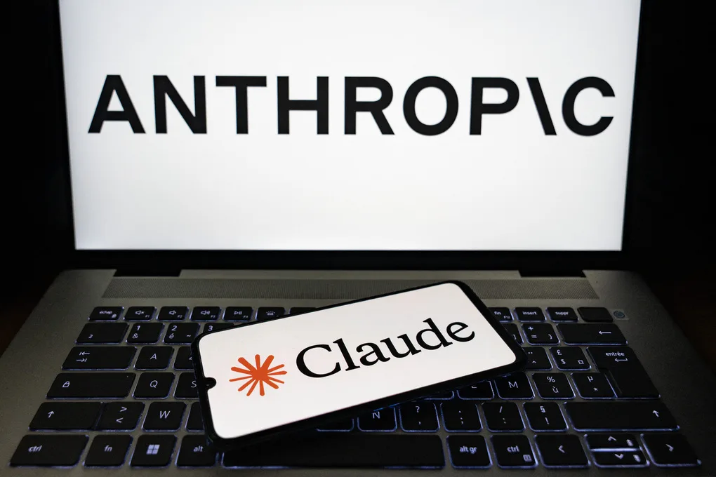 Logo Anthropic và mô hình Claude của công ty hiển thị trên màn hình. Ảnh: AFP