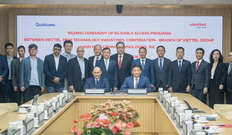 Tổng Giám đốc Viettel High Tech Nguyễn Minh Quang ký kết chương trình truy cập sớm nền tảng 6G cùng ông Durga Malladi, Phó Chủ tịch điều hành kiêm Tổng Giám đốc Qualcomm Technologies