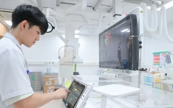 Bác sỹ sử dụng hệ thống được tích hợp các công nghệ trí tuệ nhân tạo (AI), hỗ trợ tái tạo hình ảnh, lập bản đồ mạch máu, giúp xác định chính xác vị trí tổn thương, lựa chọn phương án điều trị tối ưu và nâng cao hiệu quả can thiệp cho người bệnh. (Ảnh: Minh Quyết/TTXVN)