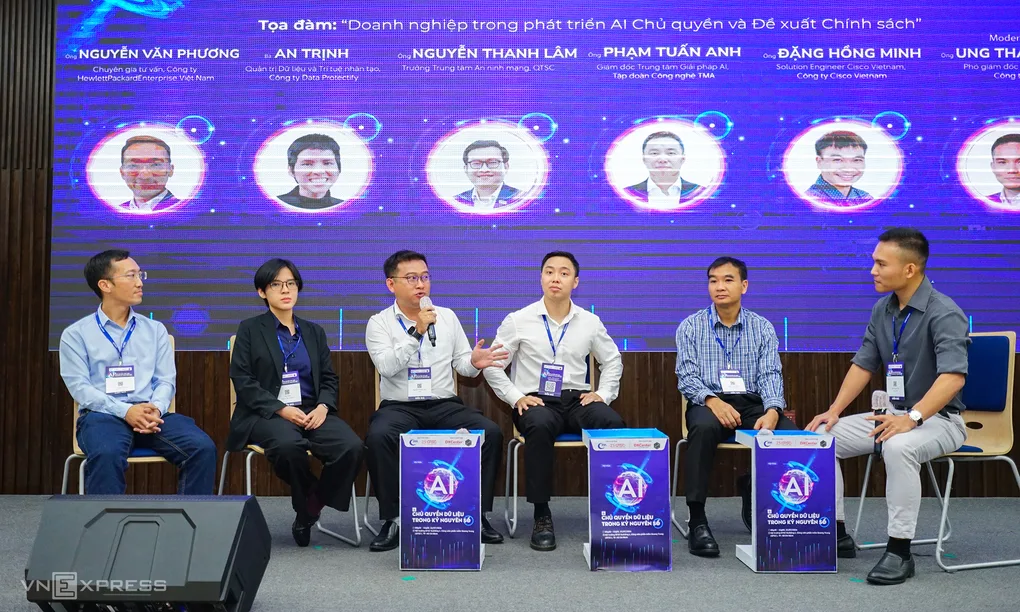 Các chuyên gia trong phiên tọa đàm tại sự kiện. Ảnh: Bảo Lâm
