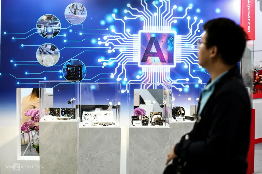 Khách tham quan đi qua nơi trưng bày loạt giải pháp phần cứng về AI tại Triển lãm Computex 2024 ở Đài Loan. Ảnh: Khương Nha