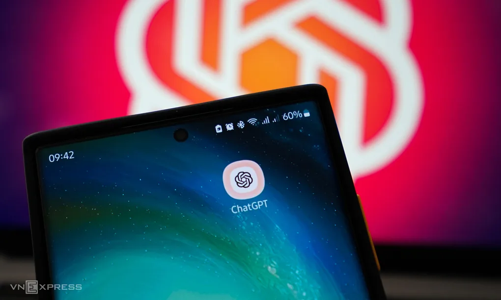 Logo ứng dụng ChatGPT trên một chiếc smartphone. Ảnh: Bảo Lâm