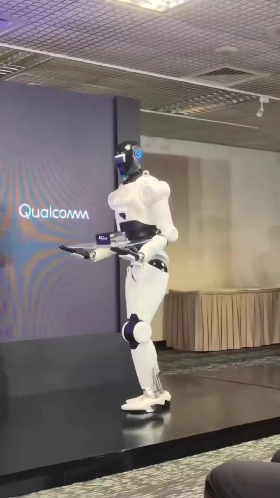 Robot hình người Qualcomm ngã quỵ trên sân khấu