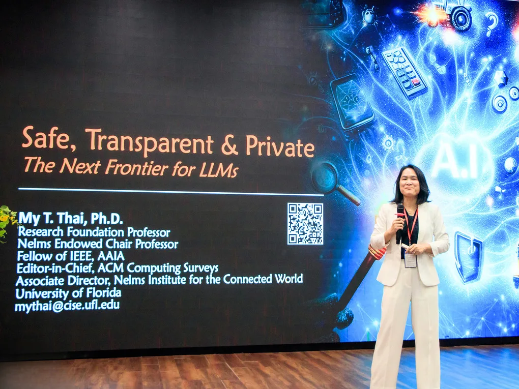 GS.TS Thái Trà My trình bày một keynote về mô hình ngôn ngữ lớn an toàn, minh bạch. Ảnh: NVCC
