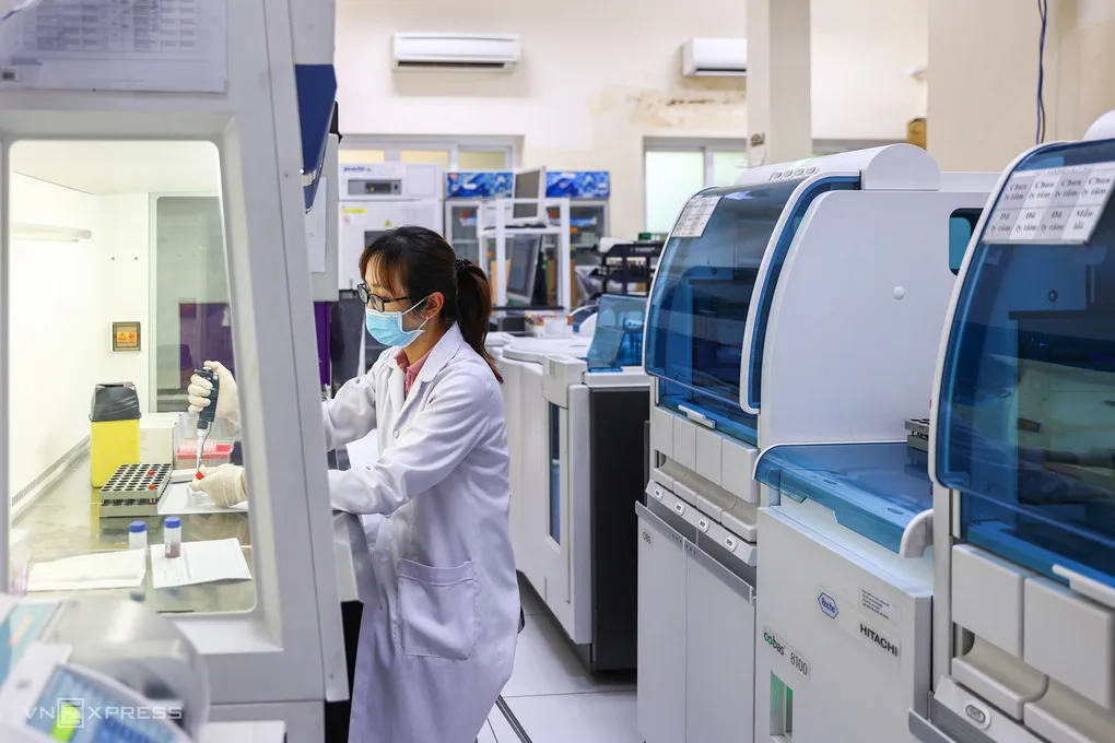 Nhân viên y tế Viện Pasteur TP HCM nghiên cứu, xét nghiệm, tháng 8/2025. Ảnh: Quỳnh Trần