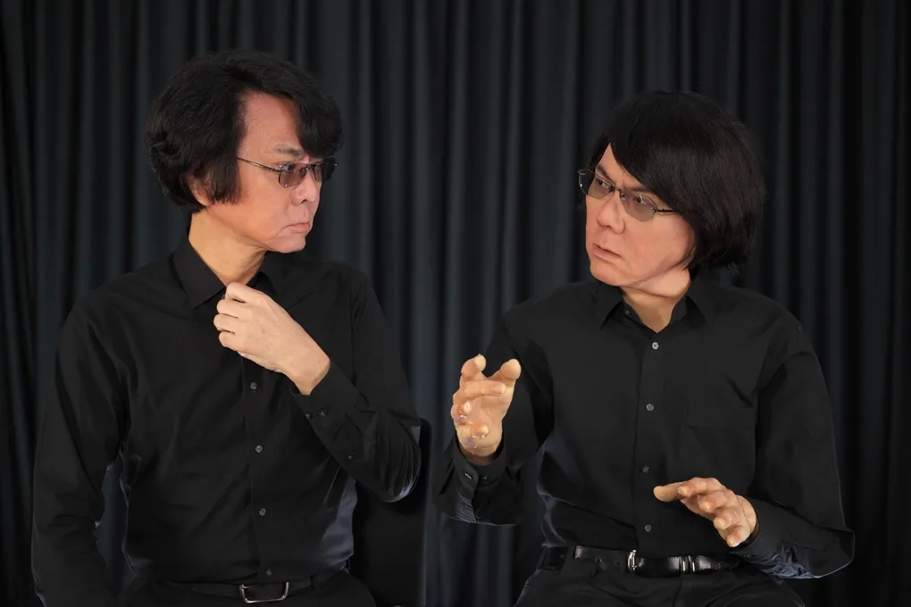 Robot hình người Geminoid HI-6 (phải) là bản sao cơ khí của giáo sư Hiroshi Ishiguro (trái). Ảnh: Ishiguro Lab