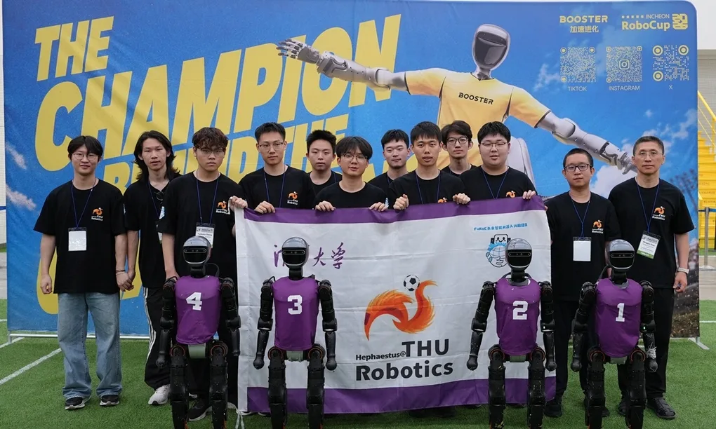 Đội THU Huoshen từ Đại học Thanh Hoa giành chức vô địch hạng mục Humanoid Soccer League (HSL) tại RoboCup 2026, giải bóng đá quốc tế  dành cho robot. Ảnh: Booster Robotics