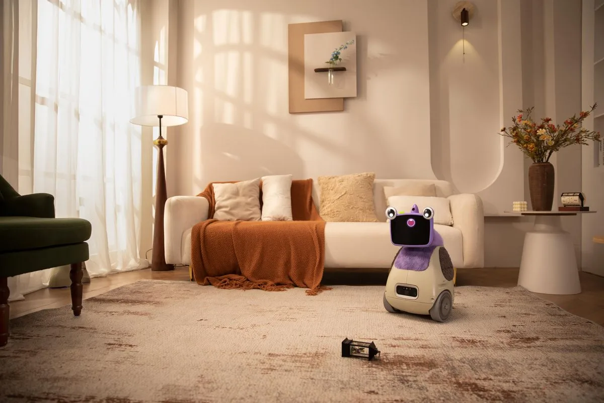 Robot nhà dễ thương trên thảm trong phòng khách ấm cúng với ghế sofa màu be và ánh sáng ấm áp