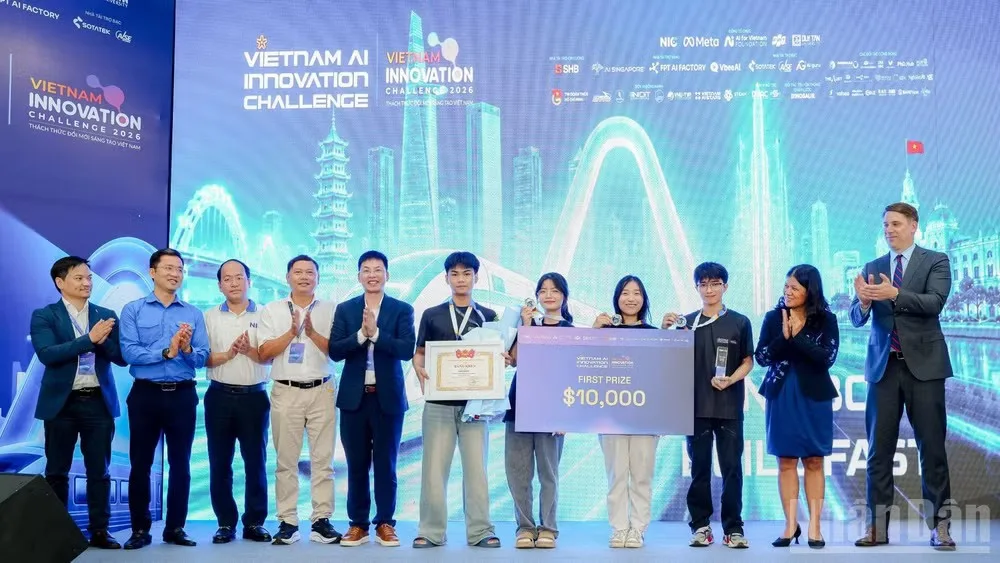 Vinh danh giải Nhất. (Ảnh: HNV)