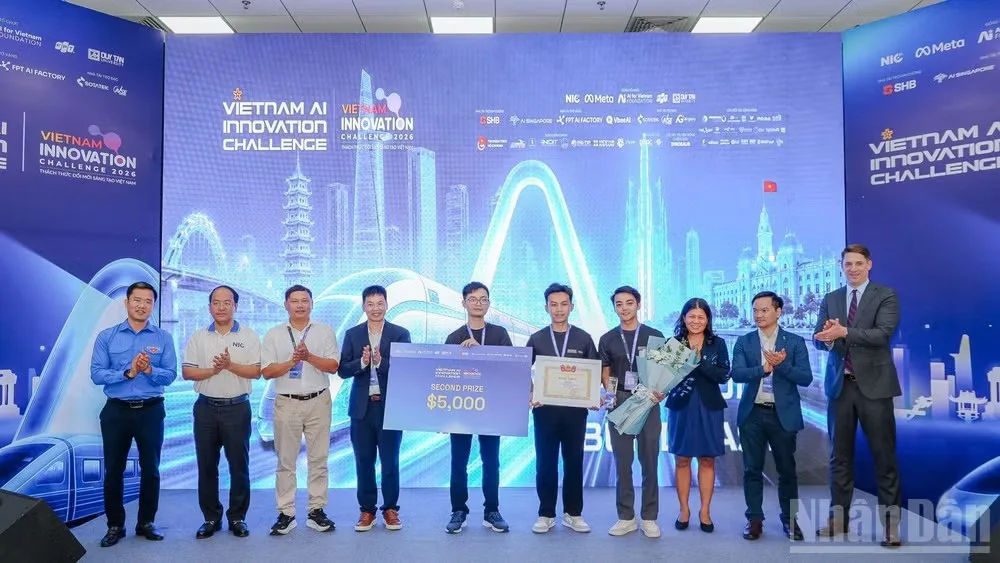 Vinh danh giải Nhì. (Ảnh: HNV)