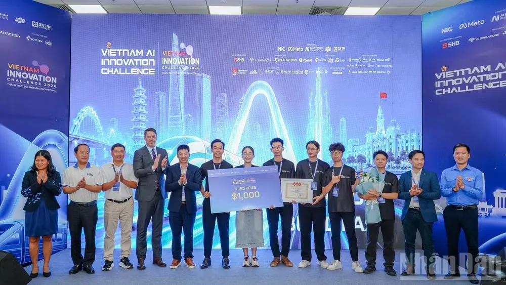 Vinh danh giải Ba. (Ảnh: HNV)