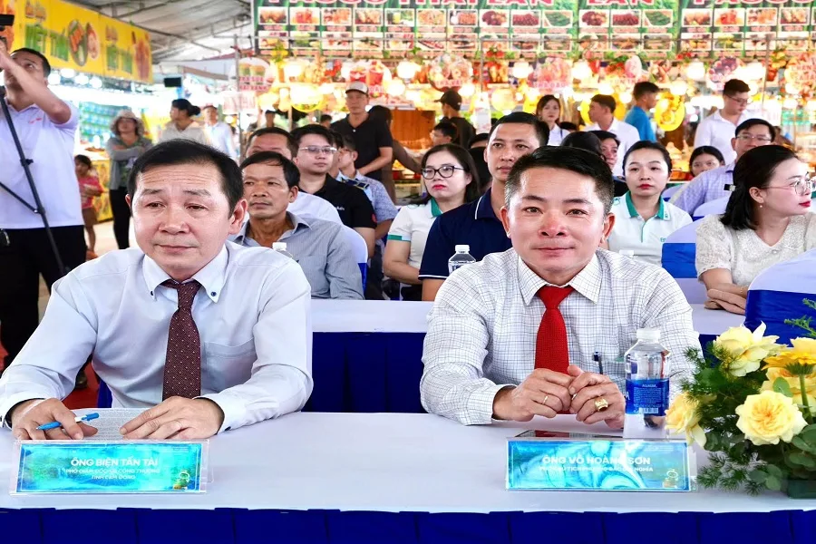 Ông Biện Tấn Tài, Phó Giám đốc Sở Công Thương tỉnh Lâm Đồng (bìa trái) tại lễ khai mạc.