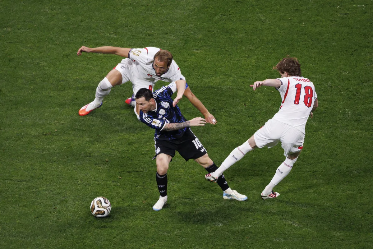 Lionel Messi đã 'kéo sập' hàng thủ tuyển Anh như thế nào?