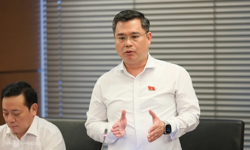 Chủ tịch Vietcombank Nguyễn Thanh Tùng tại thảo luận tổ ở Quốc hội. Ảnh: Anh Tú