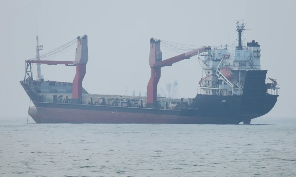 Tàu hàng neo đậu ở eo biển Hormuz ngoài khơi Bandar Abbas, Iran, ngày 30/6. Ảnh: AP
