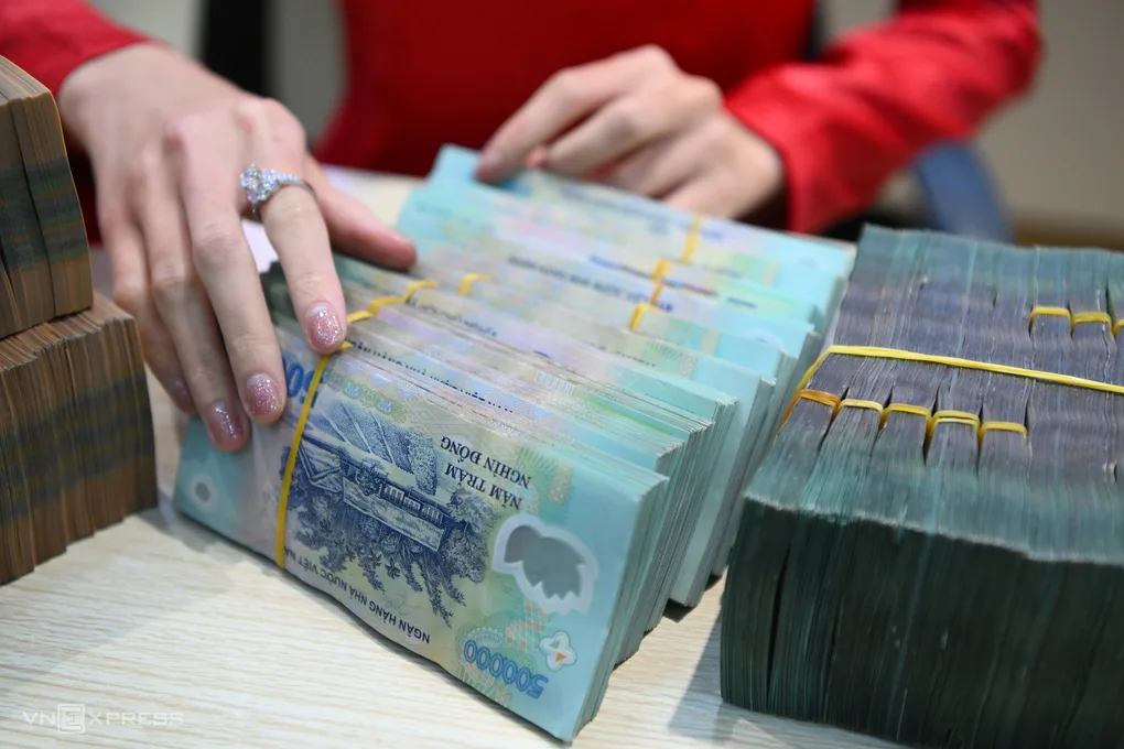 Nhân viên một ngân hàng ở Hà Nội đang đếm tiền. Ảnh: Giang Huy