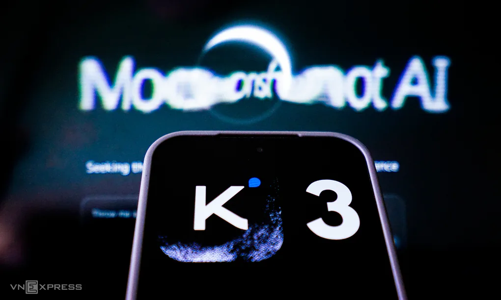 Logo Kimi K3 trên một chiếc smartphone ngày 23/7. Ảnh: Bảo Lâm