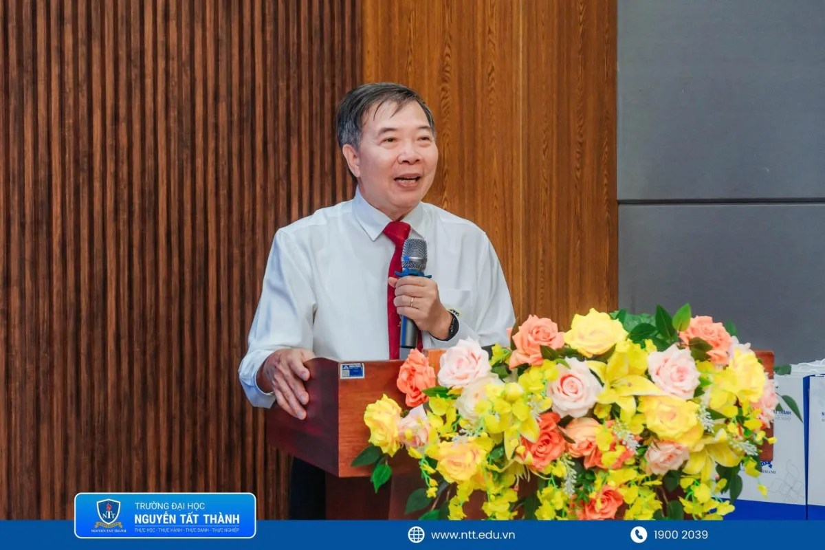 PGS.TS.NGƯT Nguyễn Kim Hồng – Hiệu trưởng Trường Đại học Nguyễn Tất Thành phát biểu khai mạc, nhấn mạnh yêu cầu gắn đào tạo sau đại học với nghiên cứu khoa học, phát triển công nghệ và nhu cầu thực tiễn