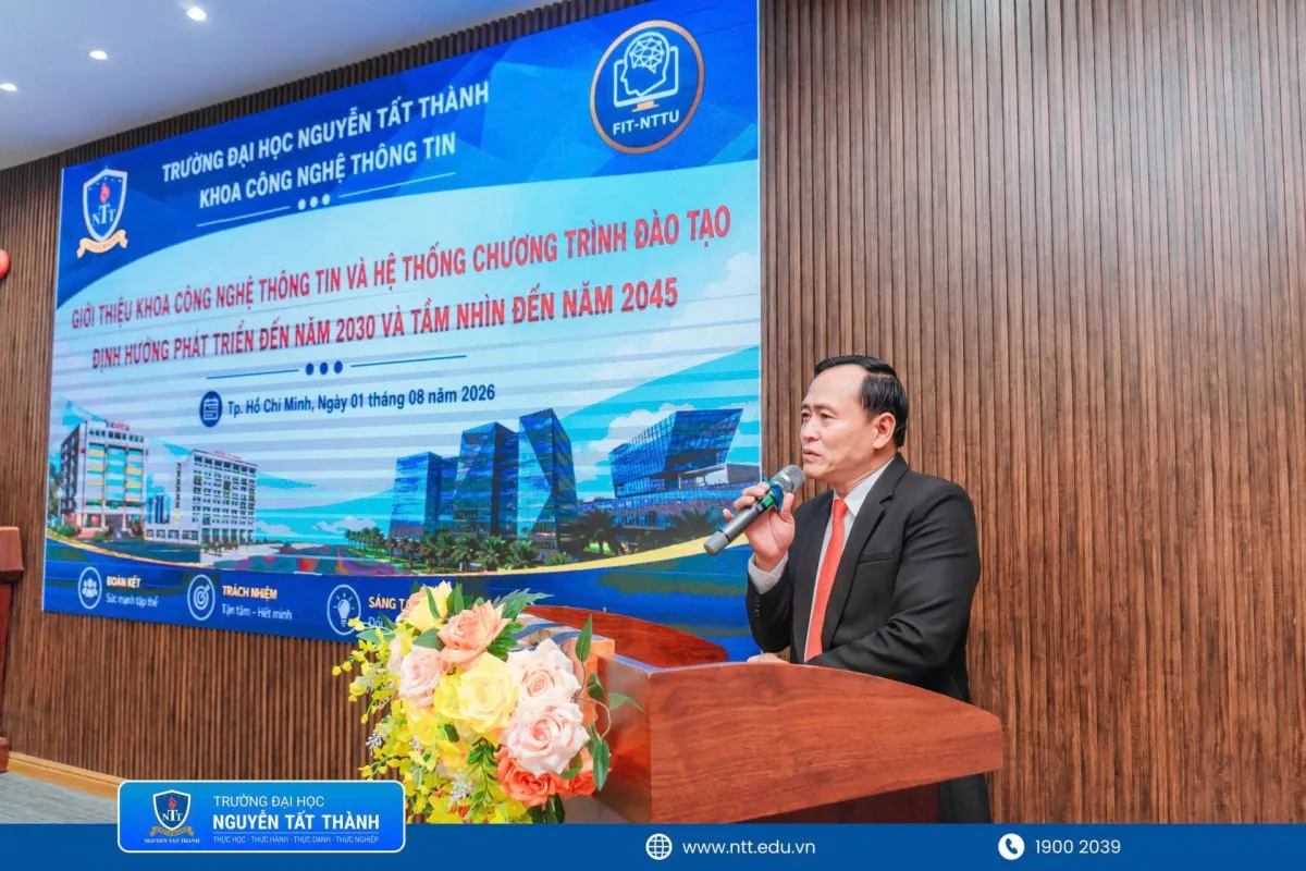 TS. Nguyễn Kim Quốc – Trưởng khoa Công nghệ Thông tin trình bày hệ thống chương trình đào tạo và định hướng phát triển của Khoa đến năm 2030, tầm nhìn đến năm 2035