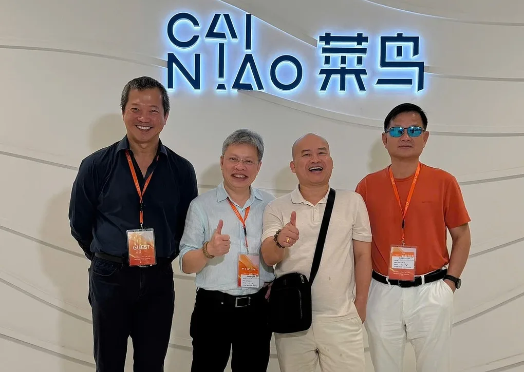 Ông Mai Hữu Tín, ông Lê Quốc Vinh và ông Lâm Minh Chánh (từ trái qua) chụp ảnh tại Cainiao logistics-công ty nằm trong hệ sinh thái của Alibaba. Ảnh: VPBank
